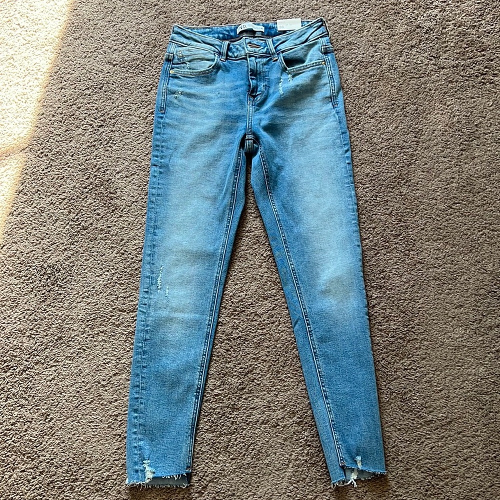 Zara mid rise skinny fit jean. Size 4.